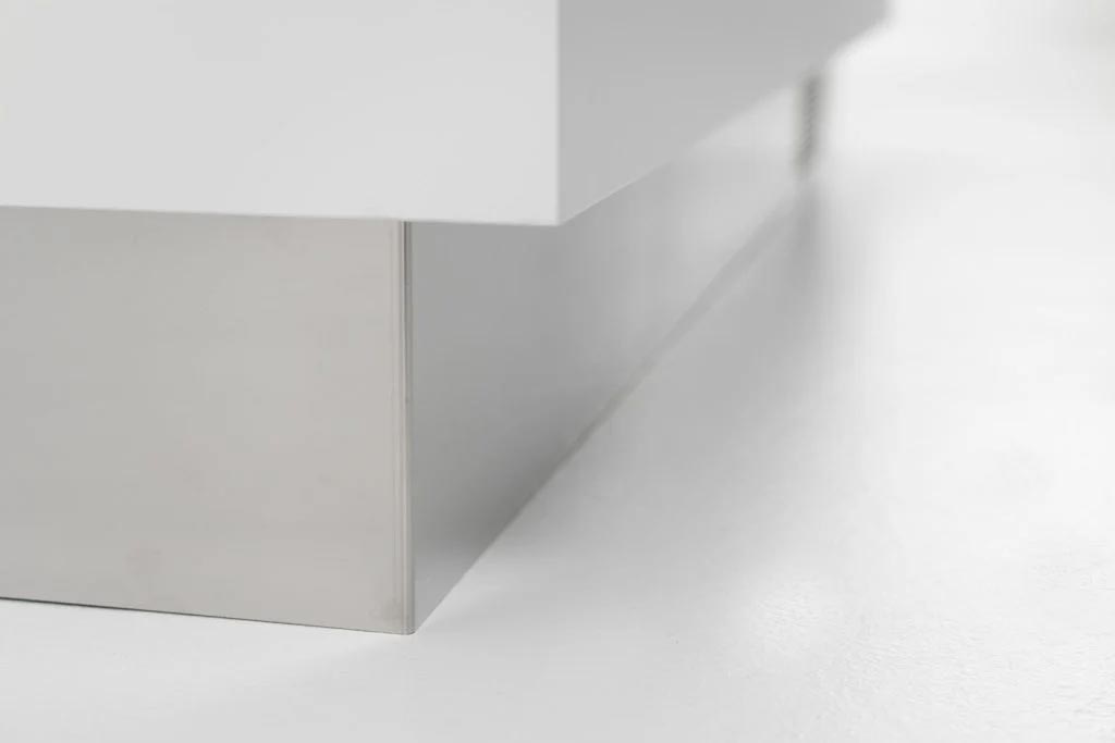 Design feature - Copri zoccolatura in acciaio